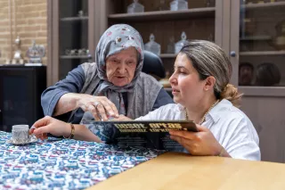 Canan laat plaat zien aan bewoonster